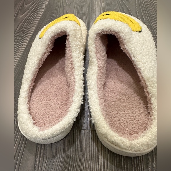Brand new cozy slippers with smiley faces - size 6 - 7 - Picture 3 of 6